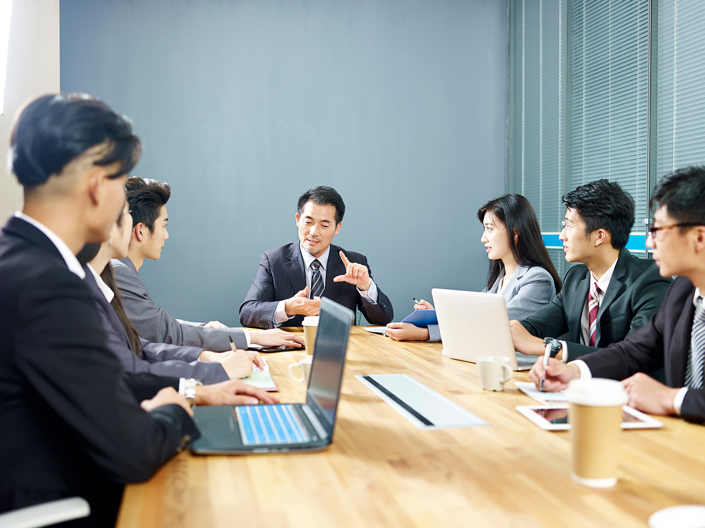 日本人コンサルタントが顧客とミーティングしている様子
